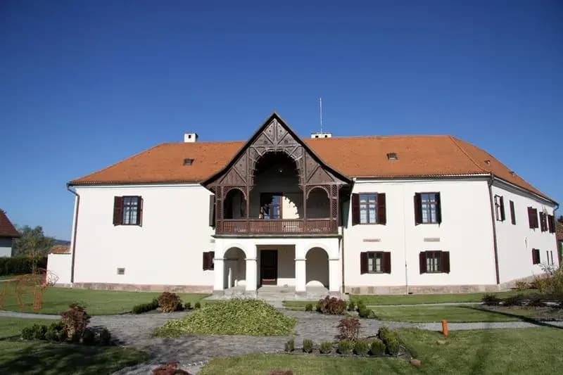 Cum au readus la viață un castel de 400 de ani din Covasna. Doi tineri corporatiști din București și cum face prințul Charles reclamă zonei