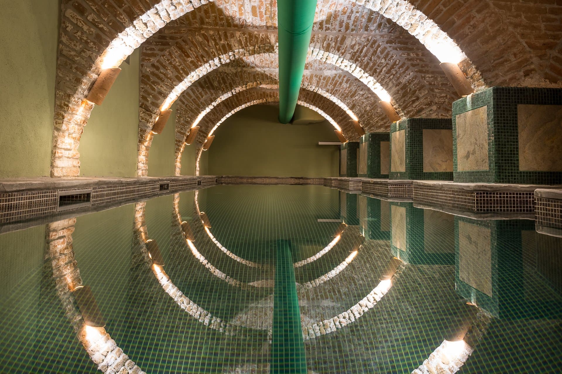 The vaulted cellar of the Cellarium Spa with warm water and arched ceilings
